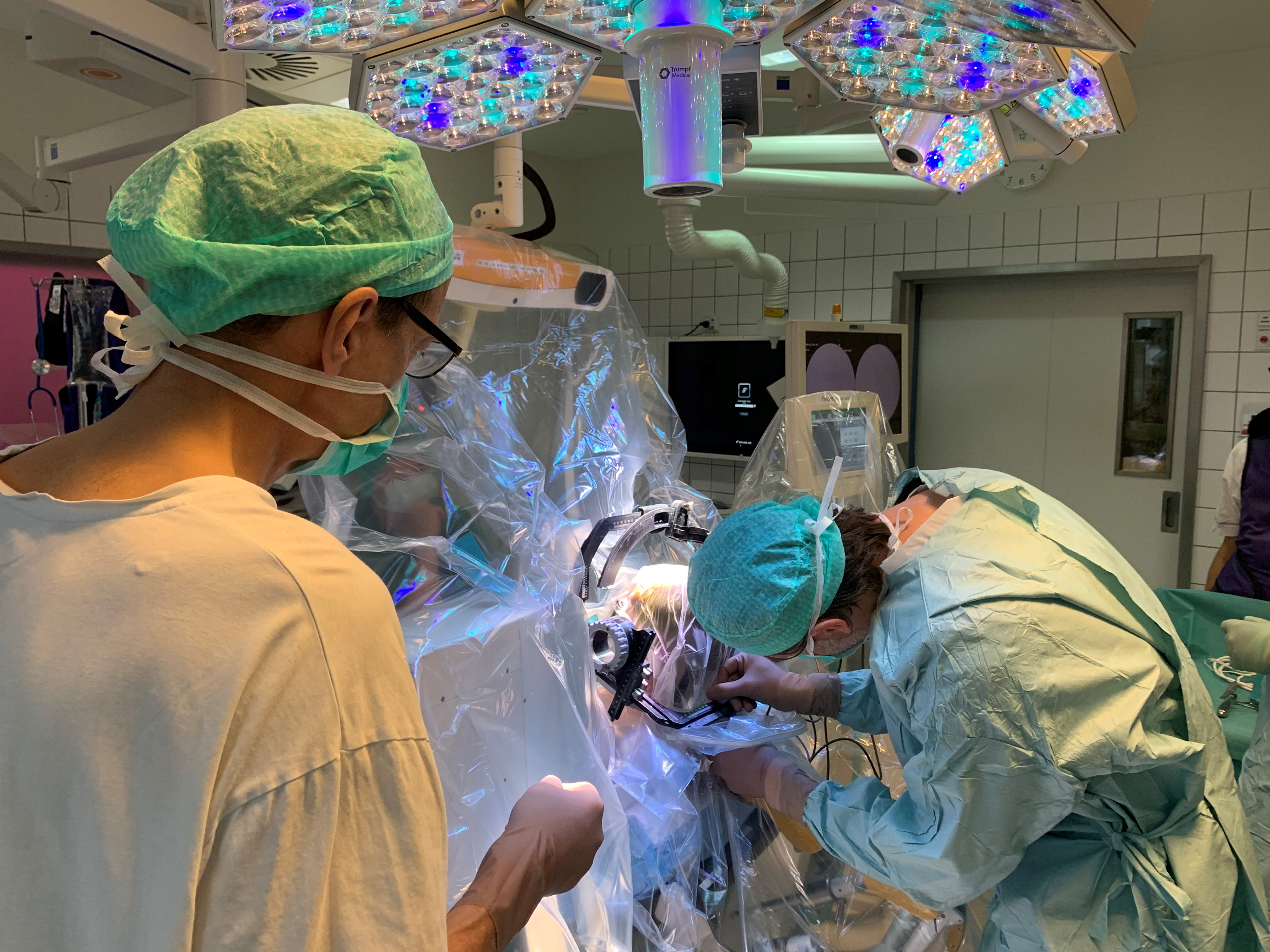 Neurokirurgerne Bo Jespersen (t.v.) og Ove Bergdal gør klar til at operere i den vågne patients hjerne.